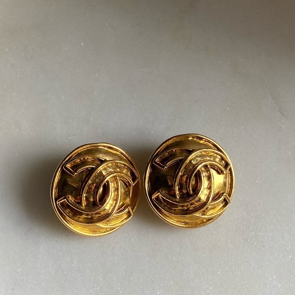 Host pick Authentic Vintage Chanel gold plated Clip on earrings - Picture 4 of 17